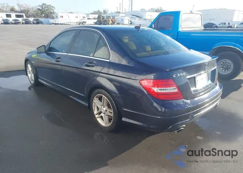 2013 Mercedes-Benz C 350 Sport z USA, uszkodzony, nr VIN WDDGF5HB8DA817352